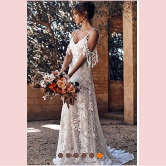 โ ๏ธONE LEFT: MEDIUM ๐STUNNING๐๐HP๐ Wedding Gown - Picture 1 of 7